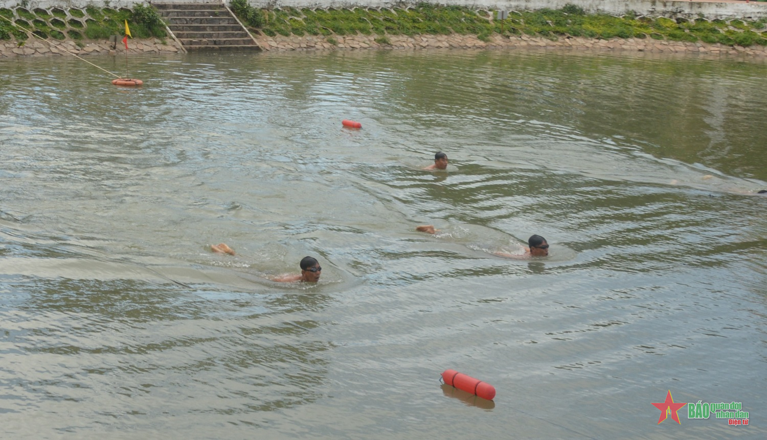 Rèn thể lực ở Lữ đoàn 962