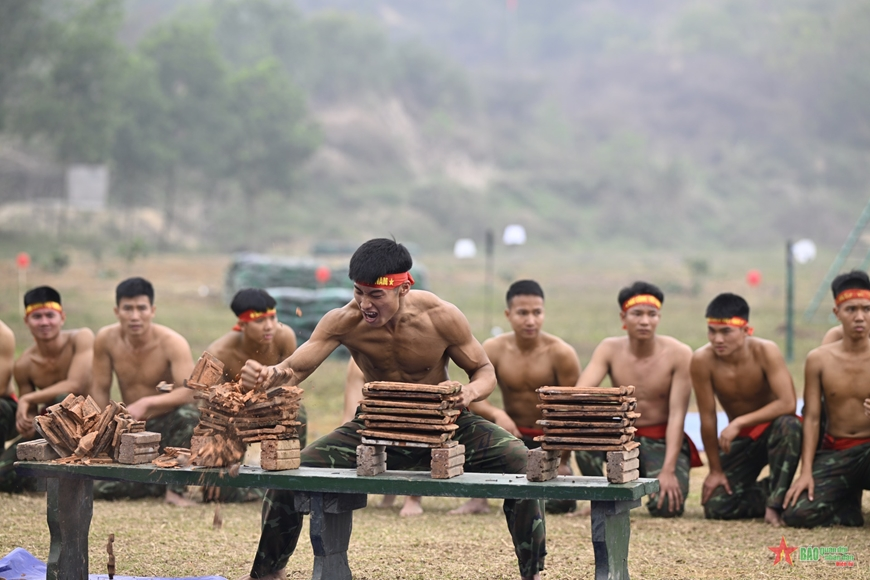 Binh chủng “Đặc biệt” trình diễn kỹ, chiến thuật đặc biệt