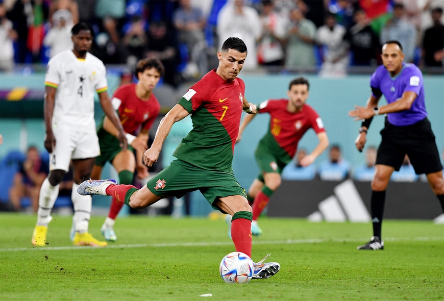 Ronaldo tiếp tục cống hiến trong màu áo đội tuyển Bồ Đào Nha. Ảnh: Reuters 