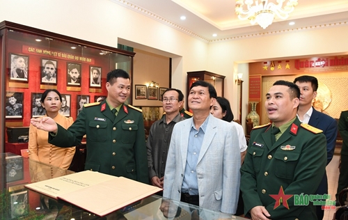 Đoàn cán bộ Viện Thông tin, Văn hóa và Du lịch Lào thăm Báo Quân đội nhân dân
