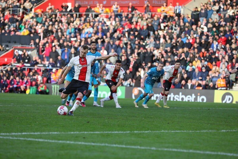 Vòng 28 giải Ngoại hạng Anh: Màn rượt đuổi tỷ số gay cấn giữa Southampton và Tottenham