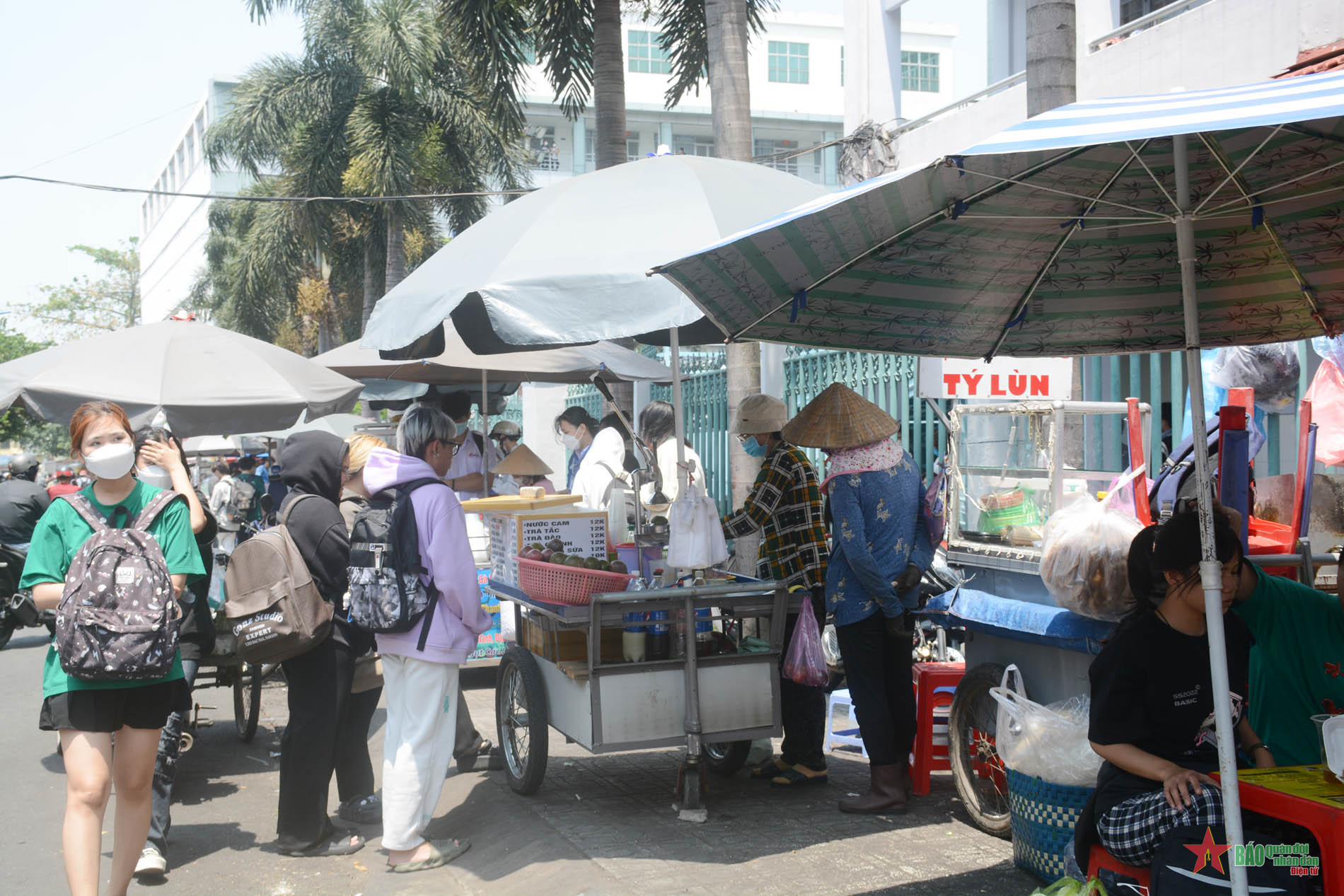 Tăng cường kiểm soát hàng rong trước các cổng trường học