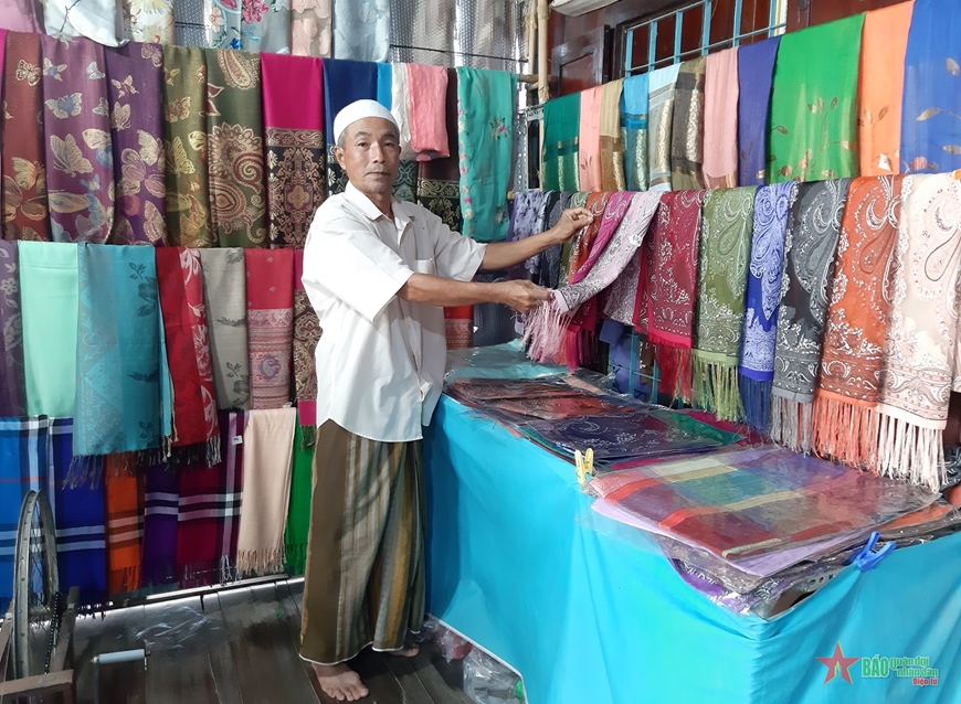 Người giữ nghề dệt thổ cẩm của đồng bào Chăm ở Châu Phong