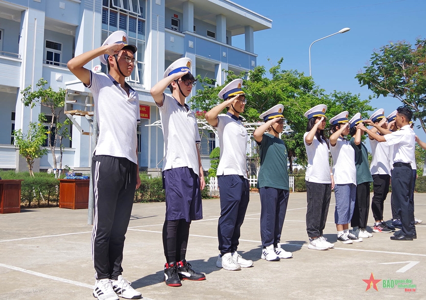 Lữ đoàn 167 tổ chức tham quan, trải nghiệm thực tế cho học sinh TP Hồ Chí Minh