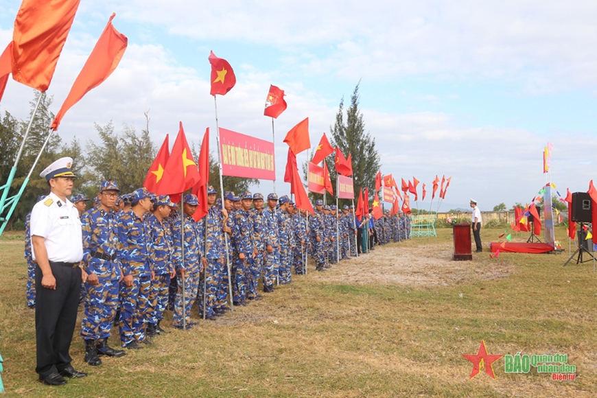 Tuổi trẻ Vùng 4 Hải quân chung tay làm sạch biển