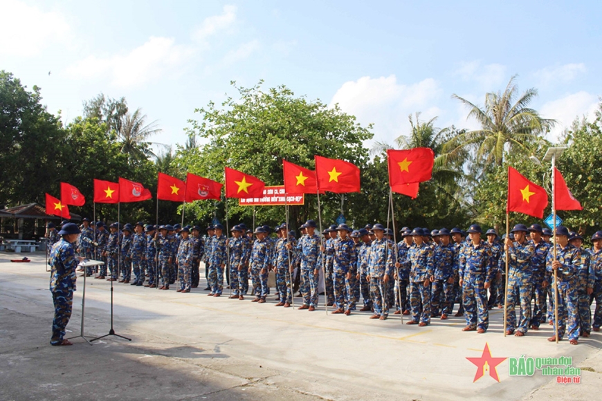 Tuổi trẻ Vùng 4 Hải quân chung tay làm sạch biển