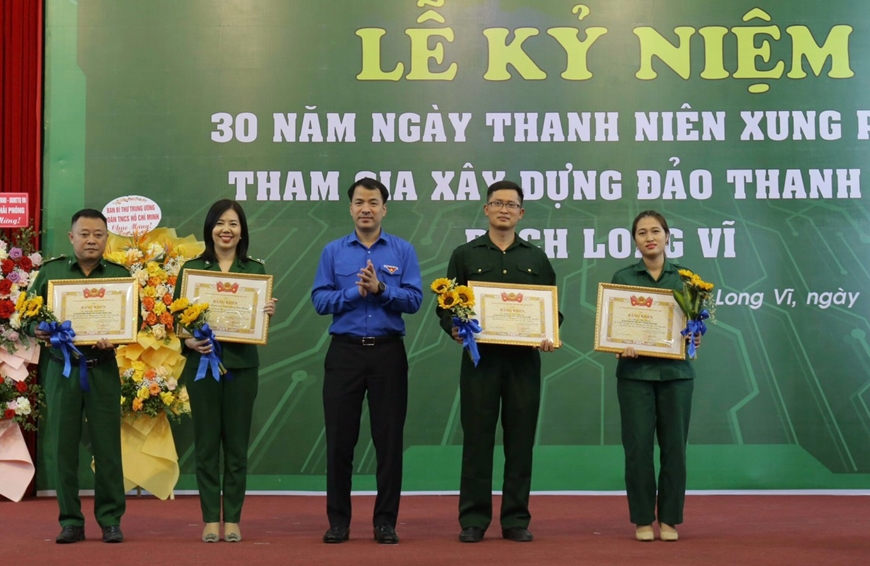 Nữ thanh niên xung phong gắn bó với đảo tiền tiêu