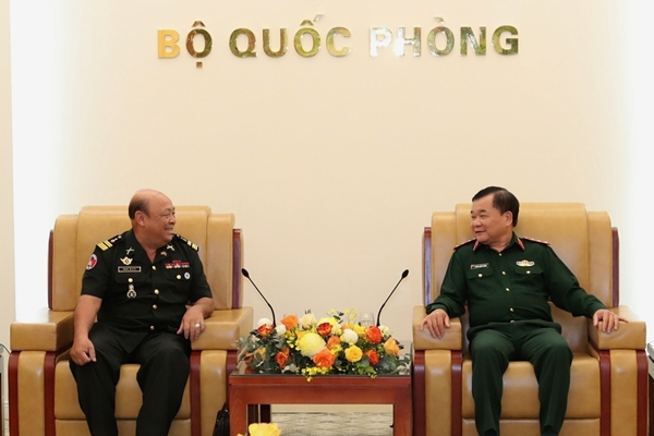 Thượng tướng Hoàng Xuân Chiến tiếp Tùy viên Quân sự Campuchia tại Việt Nam