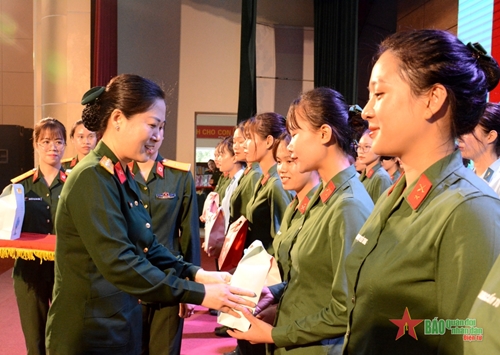 Ban Phụ nữ Quân đội thăm, tặng quà nữ chiến sĩ tham gia huấn luyện tại Trung đoàn 692