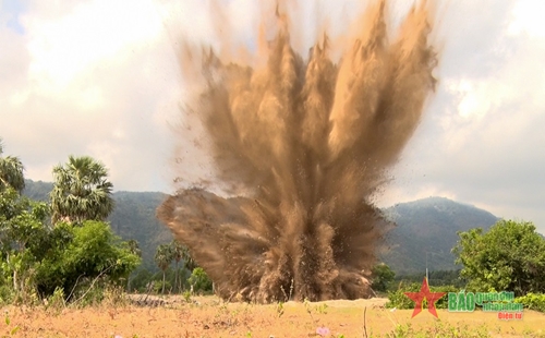 Bộ CHQS tỉnh An Giang hủy nổ gần 2 tấn đạn dược còn sót lại sau chiến tranh

