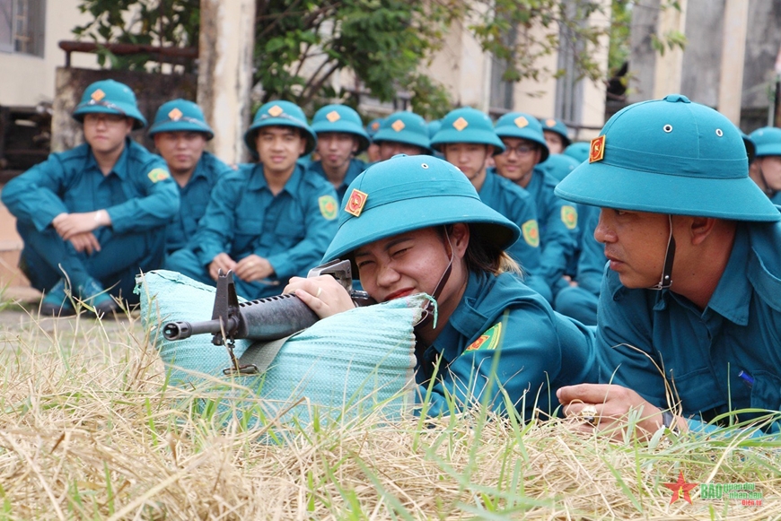  Nữ dân quân Lê Thị Mỹ Lan trên thao trường huấn luyện.