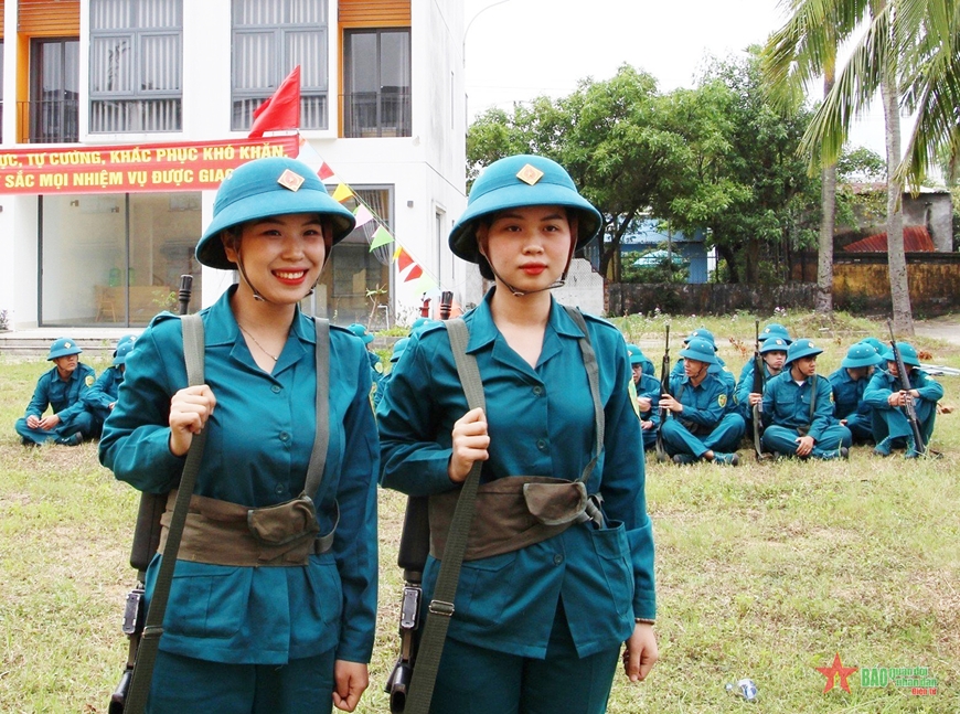 Nữ chiến sĩ “sao vuông” Phan Minh Thành Mỹ và Phan Minh Thành Duyên duyên dáng trong trang phục dân quân. 