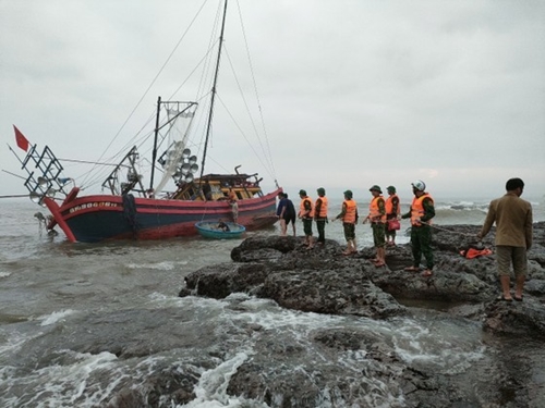 Quảng Trị: Chìm tàu cá trên biển, 6 thuyền viên được ứng cứu kịp thời