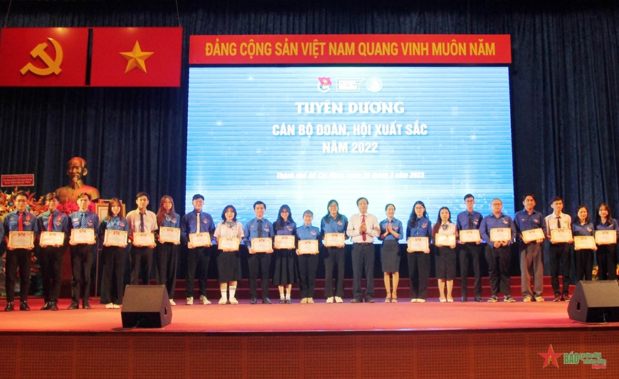  Nhà trường tuyên dương các điển hình “Cán bộ Đoàn, Hội xuất sắc” năm 2022.