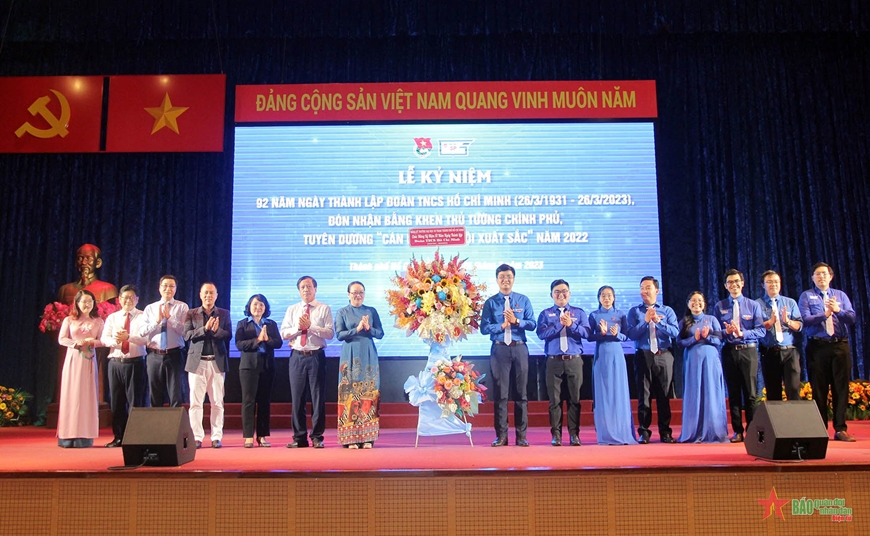  Đảng ủy, Ban giám hiệu Trường Đại học Sư phạm TP Hồ Chí Minh tặng hoa chúc mừng tuổi trẻ nhà trường.