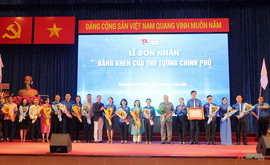  Đoàn Thanh niên Trường Đại học Sư phạm TP Hồ Chí Minh đón nhận Bằng khen của Thủ tướng Chính phủ.