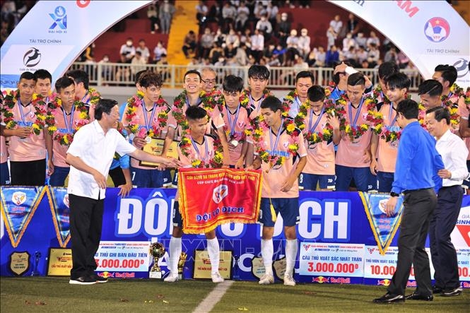 Chủ tịch UBND TP Hồ Chí Minh Phan Văn Mãi trao cờ và hoa cho các cầu thủ Đại học Huế xuất sắc giành ngôi vô địch Giải bóng đá Thanh niên Sinh viên Việt Nam 2023.