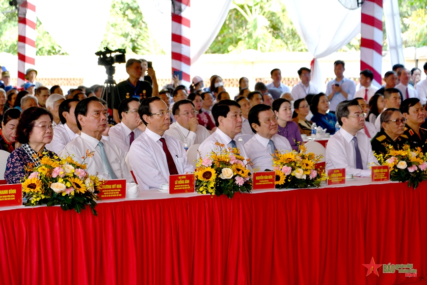 Đại tướng Lương Cường cùng các đồng chí lãnh đạo, nguyên lãnh đạo Đảng và Nhà nước, thành phố Hồ Chí Minh, tỉnh Kiên Giang và đại diện các cựu tù Phú Quốc tham dự Lễ kỷ niệm 50 năm "Chiến thắng trở về". 