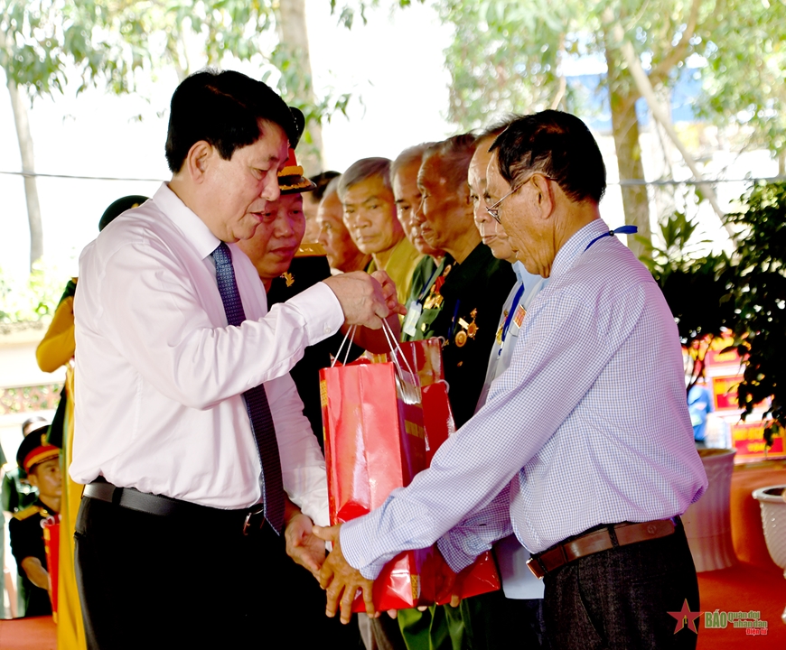 Thay mặt Quân ủy Trung ương, Bộ Quốc phòng, Đại tướng Lương Cường trao quà tặng các cựu tù và học sinh có hoàn cảnh khó khăn. 