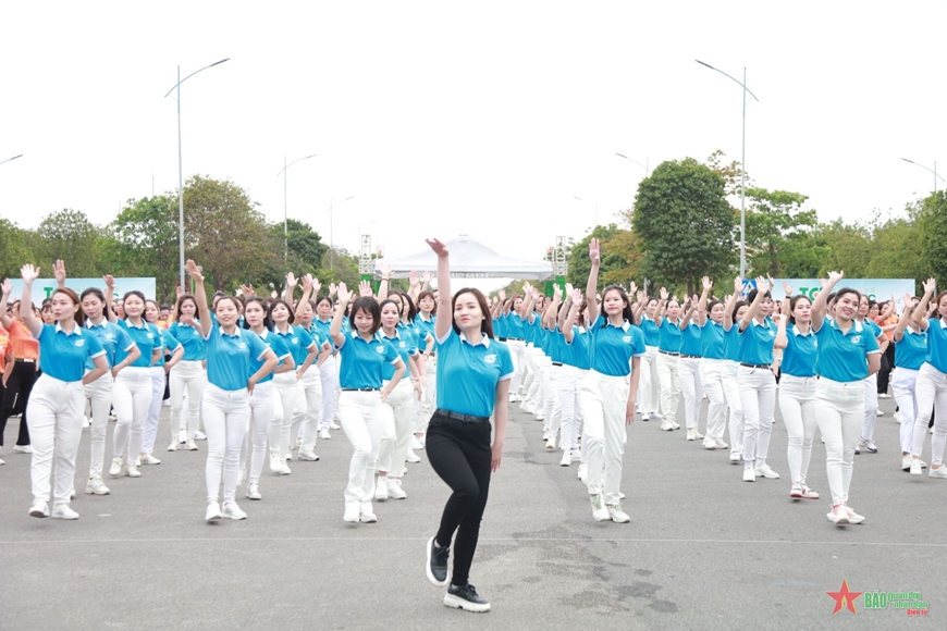 Chương trình thu hút hơn 1.000 đại biểu và cán bộ hội viên phụ nữ tham gia đồng diễn dân vũ.