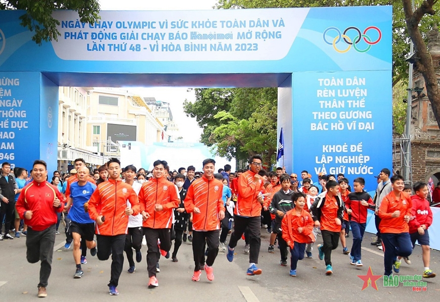  Người dân hưởng ứng Ngày chạy Olympic vì sức khỏe toàn dân năm 2023 tại Hà Nội. Ảnh: NGÂN HÀ
 