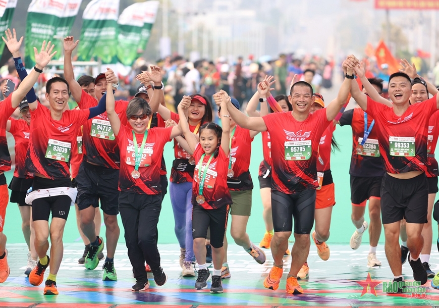 Tiền Phong Marathon 2023 quy tụ nhiều chân chạy phong trào. Ảnh: NHƯ Ý 