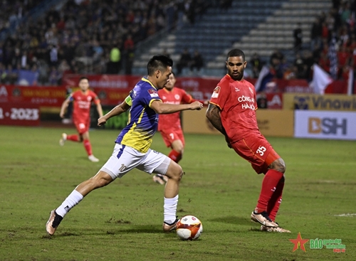 Ban tổ chức V-League 2023 vinh danh Văn Quyết, Phi Sơn

