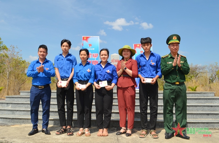 Các thanh niên ưu tú vinh dự và tự hào được kết nạp đoàn viên tại cột mốc biên giới. 