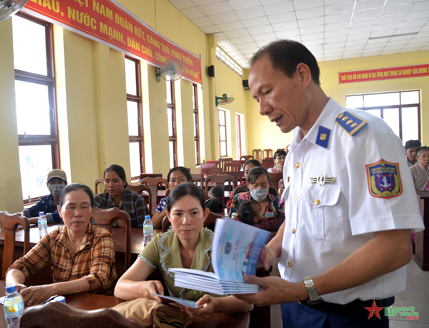 Nâng cao ý thức cho ngư dân về khai thác thủy sản trên biển