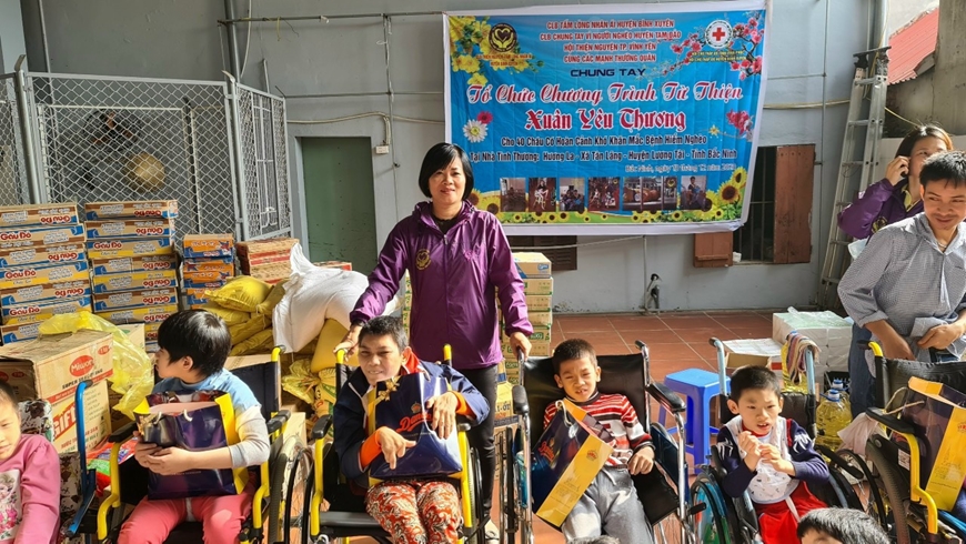 Chị Đỗ Thị Hảo trao quà tặng các trẻ em mắc bệnh hiểm nghèo xã Tân Lãng, huyện Lương Tài, tỉnh Bắc Ninh. 