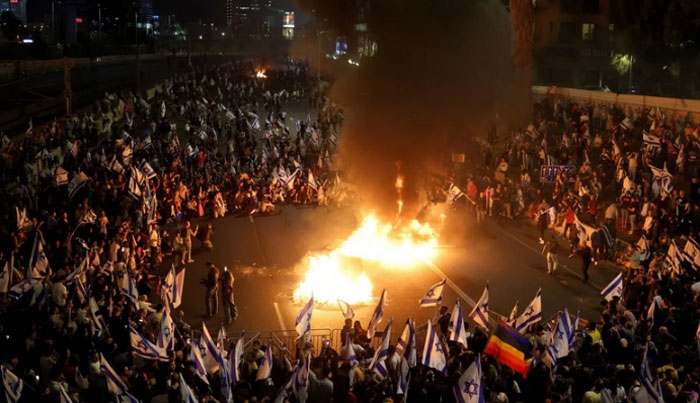 Người biểu tình đốt lửa trên đường cao tốc tại Tel Aviv. Ảnh: Reuters