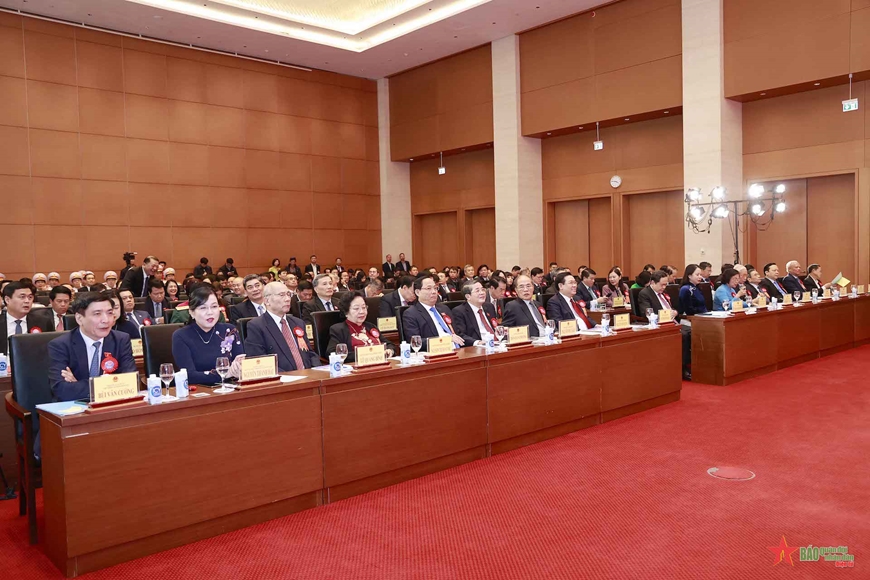 Chủ tịch Quốc hội Vương Đình Huệ, nguyên Chủ tịch Quốc hội Nguyễn Sinh Hùng và các đại biểu dự buổi lễ. Ảnh: DOÃN TẤN
