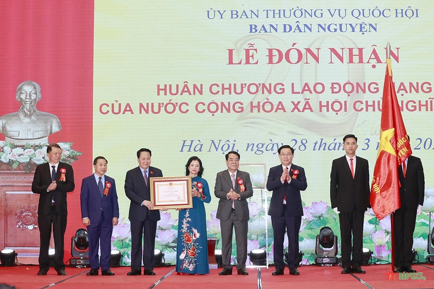 Chủ tịch Quốc hội Vương Đình Huệ trao Huân chương Lao động hạng Nhì tặng Ban Dân nguyện. Ảnh: DOÃN TẤN 