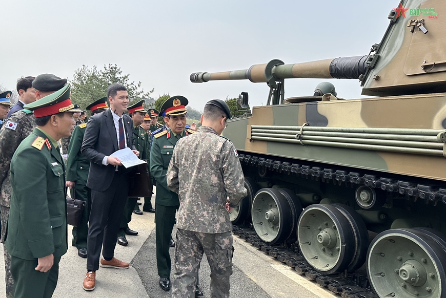 Bộ trưởng Phan Văn Giang và Đoàn nghe giới thiệu về pháo tự hành K9A1 trong biên chế của Lữ đoàn Pháo binh số 7.