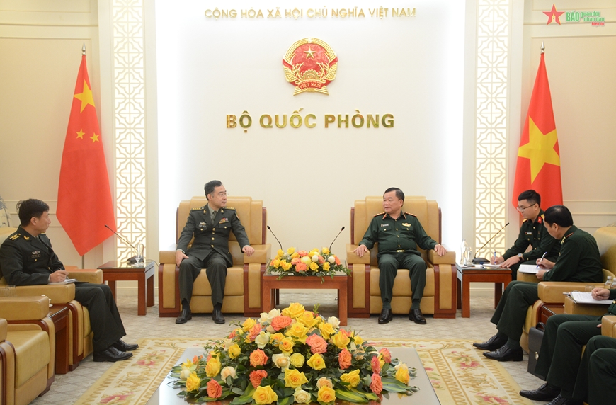 Thượng tướng Hoàng Xuân Chiến trao đổi với Đại tá Phan Đào. 