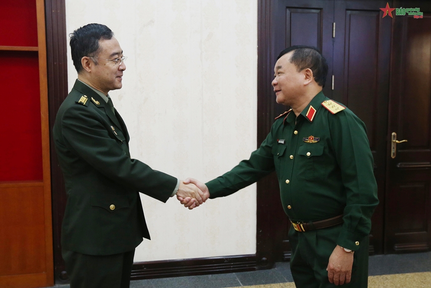 Thượng tướng Hoàng Xuân Chiến chào đón Đại tá Phan Đào.