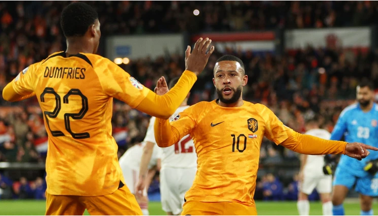  Depay và Dumfries chơi hay trong trận Hà Lan thắng Gibraltar 3-0. Ảnh: Getty.