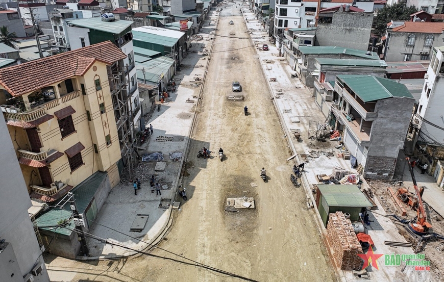 Dù dự án đang trong giai đoạn hoàn thiện, hai bên đường đã xuất hiện hàng loạt căn nhà có hình thù méo mó với diện tích khiêm tốn. 