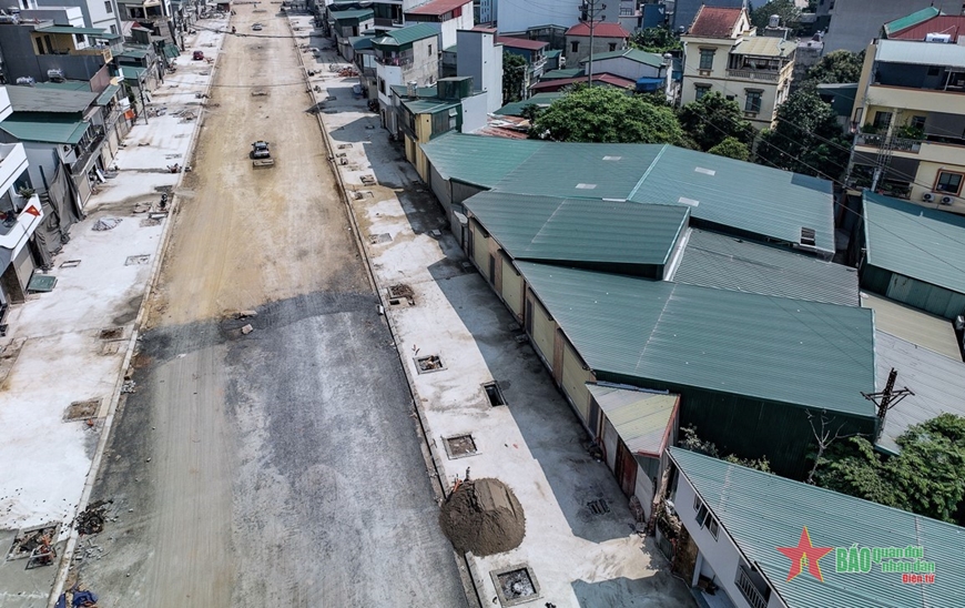 Tuyến đường dài chưa đến 2km, nhưng hàng loạt căn nhà méo mó đã thành hình. 