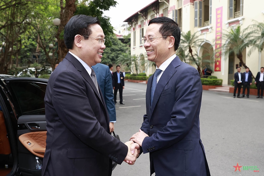 Chủ tịch Quốc hội Vương Đình Huệ và Bộ trưởng Bộ Thông tin và Truyền thông Nguyễn Mạnh Hùng. Ảnh: DOÃN TẤN 