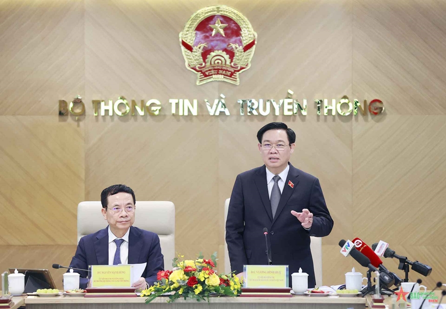 Chủ tịch Quốc hội Vương Đình Huệ phát biểu. Ảnh: DOÃN TẤN 