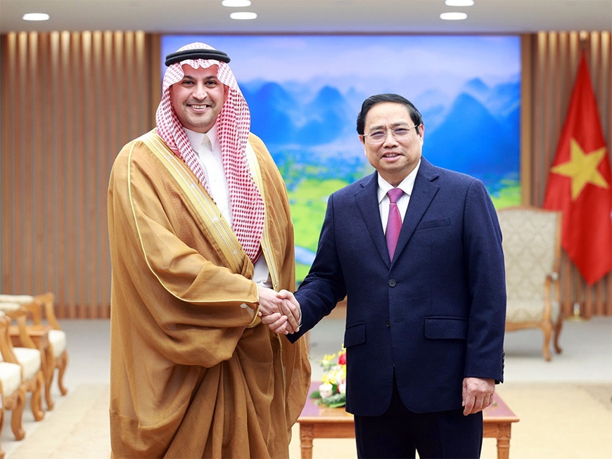 Thủ tướng Chính phủ Phạm Minh Chính và Đại sứ Saudi Arabia tại Việt Nam Mohammed Ismaeil A. Dahlwy. Ảnh: Dương Giang.