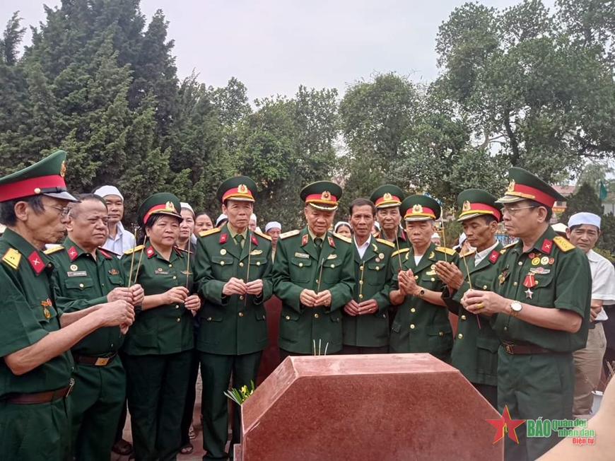 Cô Lê Thị Tâm (hàng đầu, thứ ba từ trái sang) cùng các hội viên Hội Hỗ trợ gia đình liệt sĩ Việt Nam viếng đồng đội. 