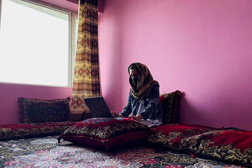 Người dân Afghanistan chật vật học trực tuyến 