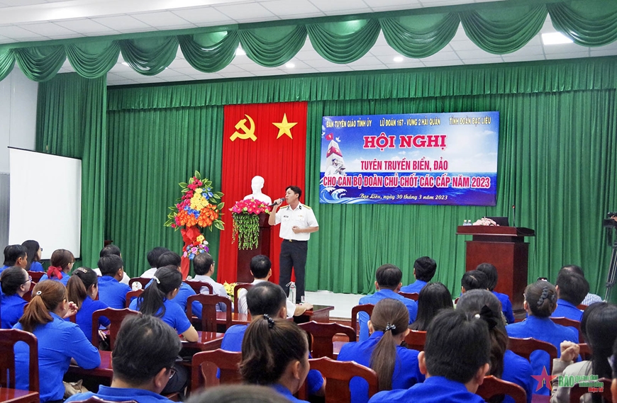 Giao lưu văn nghệ trước khi thực hiện nội dung tuyên truyền. 
