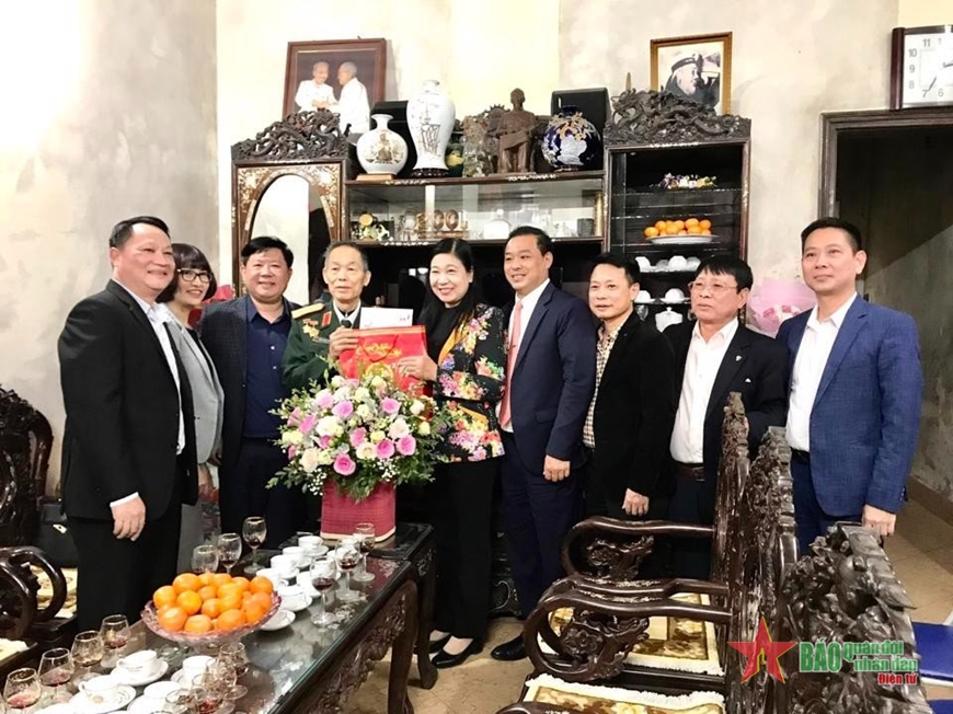 Đoàn công tác của TP Hà Nội thăm và tặng quà người có công tiêu biểu phường Xuân La, quận Tây Hồ. 