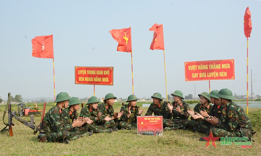 Phút giải lao trên bãi tập của cán bộ, chiến sĩ Trung đoàn 762, Bộ CHQS tỉnh Thanh Hóa. 