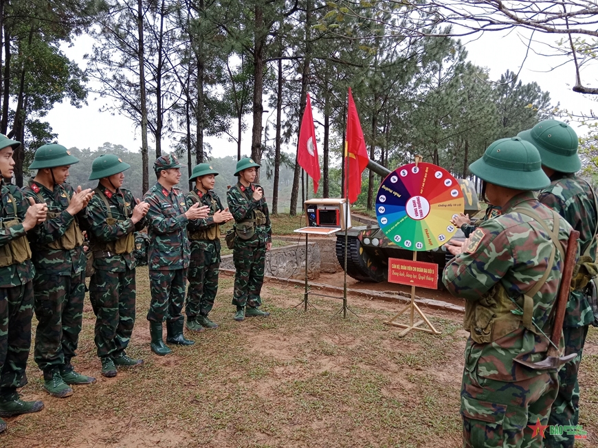 Chỉ huy Trung đoàn Bộ binh 43 trực tiếp tham gia và cổ vũ, động viên chiến sĩ mới ở Tiểu đoàn 7, đơn vị tổ chức trò chơi 