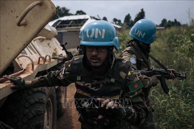 Binh sĩ thuộc Phái bộ Gìn giữ hòa bình LHQ tại CHDC Congo (MONUSCO) tuần tra tại Dhedja, CHDC Congo. 