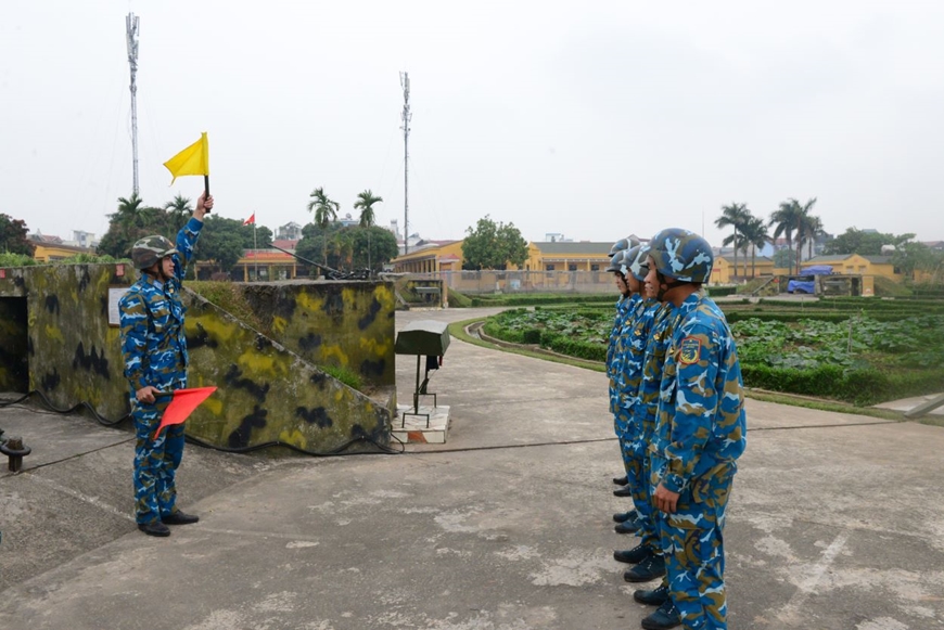 Khẩu đội trưởng giao nhiệm vụ cho các thành viên 